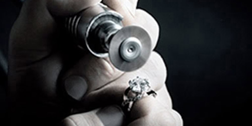 Have a damaged piece of valuable jewelry - come to david stern jewelers in boca raton to get. Jewelry appraisal and to sell your gld and danamed jewelry