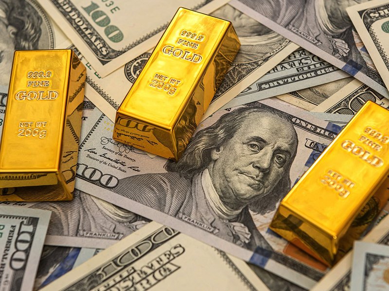 Gold and cash at David Stern Jewelers, gold buyer in Boca Raton